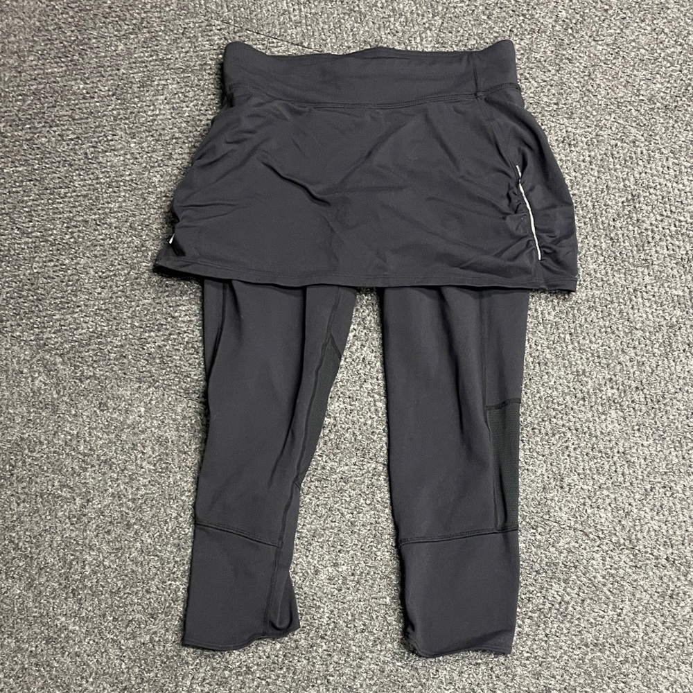 Athleta Contender 2-in-1 Skirt Leggings Black Capri Modest size Small